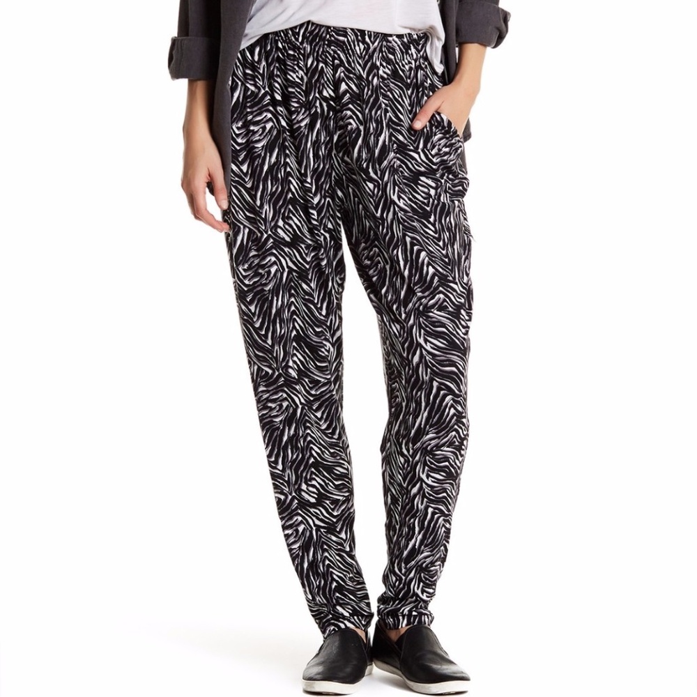 (NWT) Hue Women's Black/White Zebra Jersey Relaxed Leggings Size XS